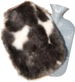 Lammfell Wärmflasche Set 2,0 L Englisch gescheckt kuscheliger Wärmflaschenbezug 